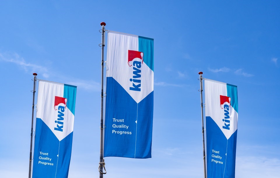 Vlaggen bij Kiwa kantoor in Apeldoorn