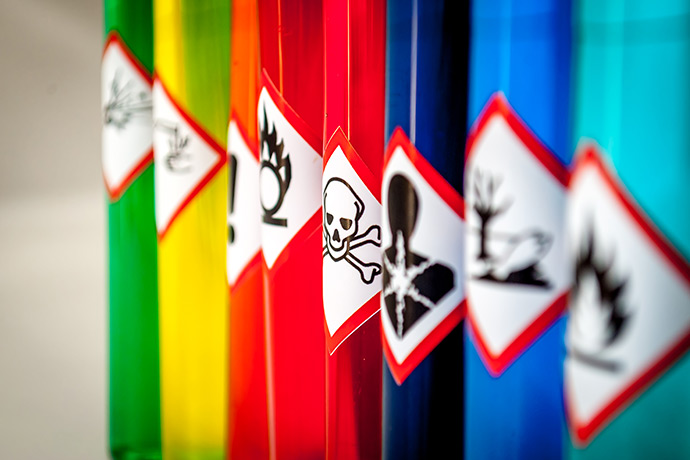 Farlige kjemikalier på fargede rør. Foto. 
