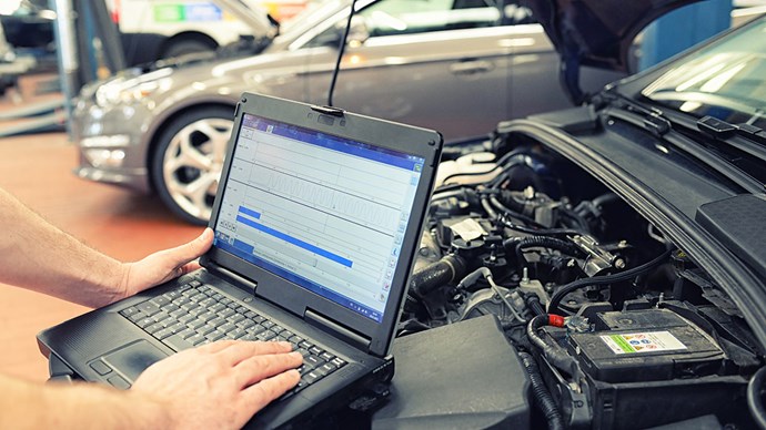 Bilreparation, service med tilsluttet computer, informationssikkerhed på autoværksted.