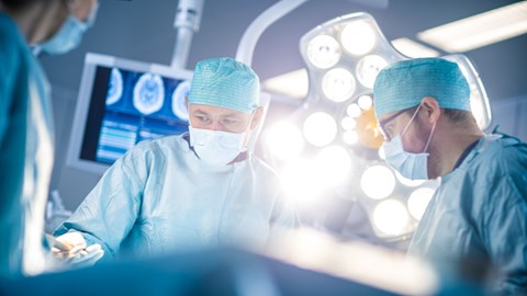 Medicinteknisk utrustning av vitt skilda slag används av kirurger under operation. Allt från skapell och belysning till skärmar och digital teknik. 