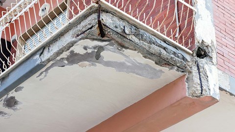 Spjälkningar av betongkanter medför risk för personer som vistas på de underliggande lägenheternas balkonger.