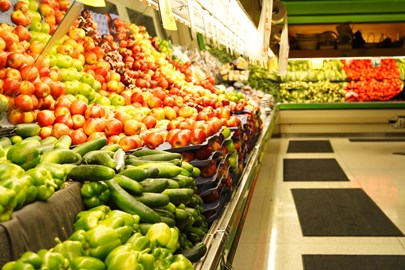 Warzywa i owoce w supermarkecie 