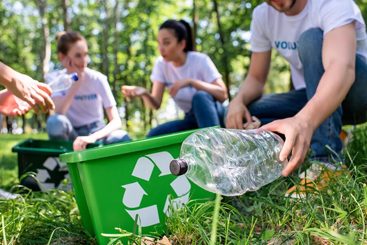Groep mensen bezig met opruimen natuur - recycling