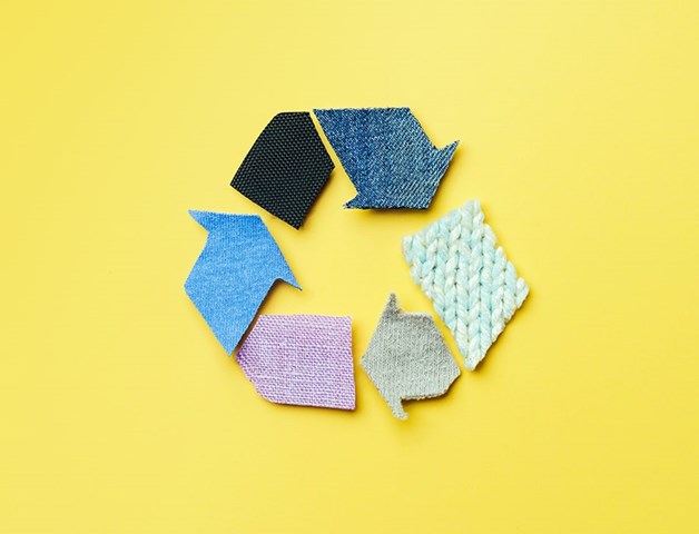 Recycling logo gemaakt van textiel