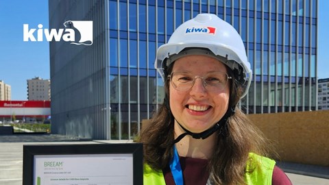 Statybos inžinierė iš Kiwa Lietuva rodo BREAAM sertifikatą