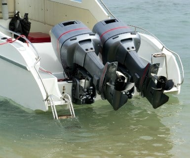 Buitenboordmotor on boat