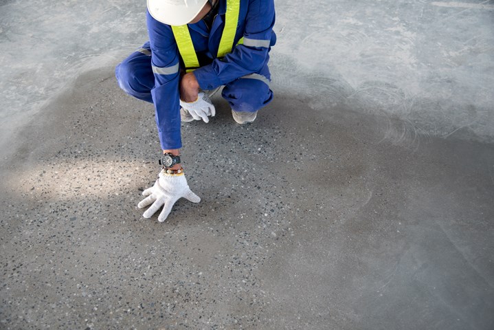 Inspecteur controleert betonnen vloer
