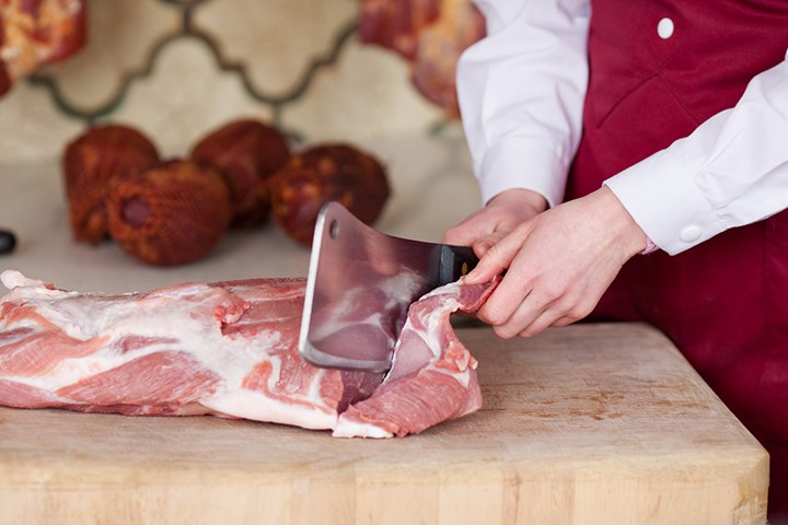Slager snijdt vlees