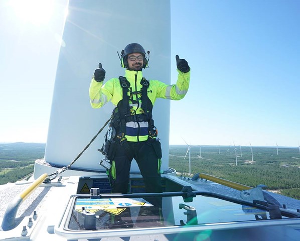 Kiwan tarkastaja suorittamassa tarkastusta tuulivoimalassa.