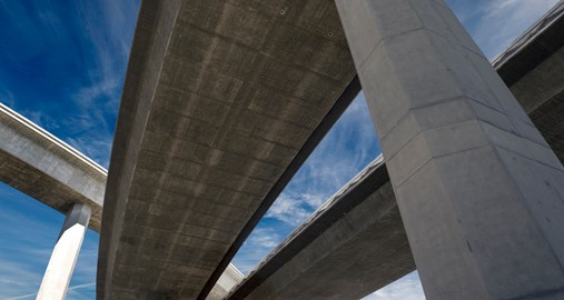 Kaareutuvat betoni sillat.