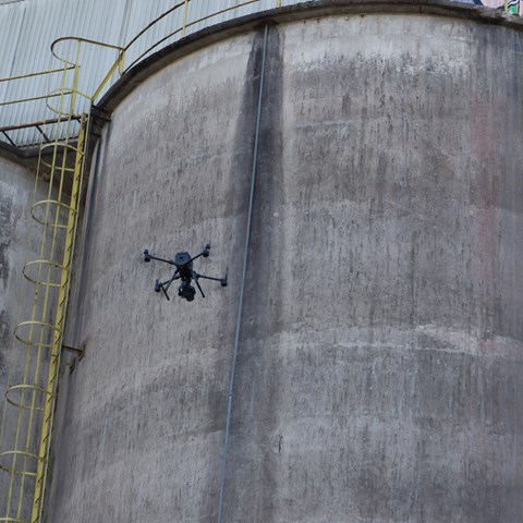 Droon lendamas mahuti juures teostamas digitaalset analüüsi