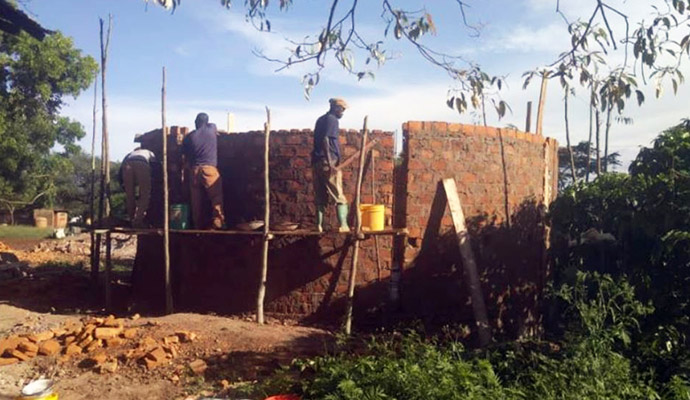 Byggande av vattentank i Karagwe