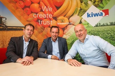 Floris de Graad, Ben Dellaert en Henk-Harm Beukers bekrachtigen samenwerking Kiwa en Vegetariërsbond