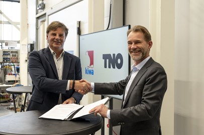 Ronald Karel van Kiwa en Peter Rasker van TNO schudden handen voor samenwerking op het gebied van warmtepompinstallaties
