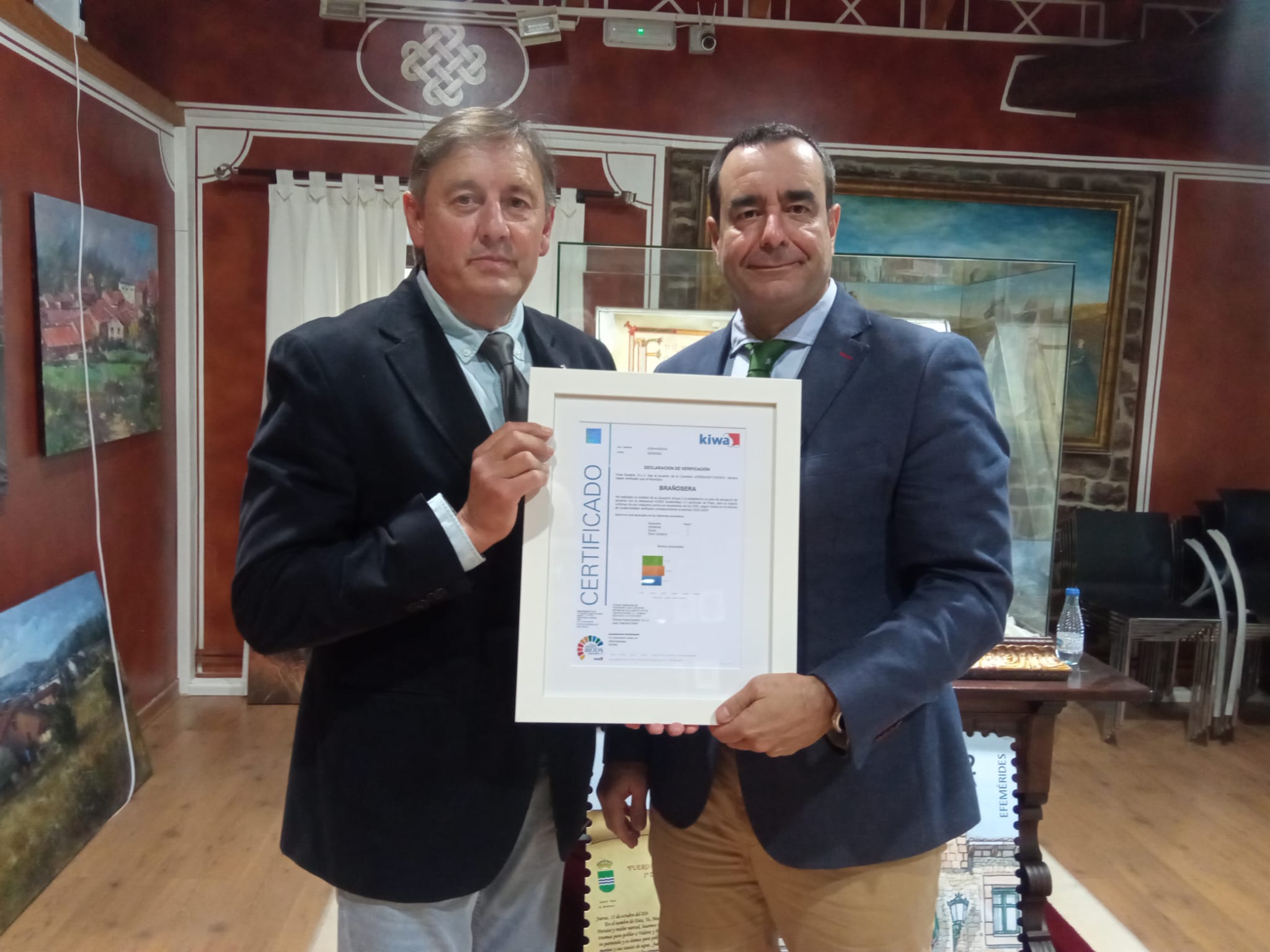 Brañosera entrega certificado.jpeg