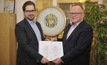 Inspecta Tarkastus Oy:n toimitusjohtaja Jukka Taitto luovuttaa sertifikaatit Lahti Precisionin huoltop&auml;&auml;llikk&ouml; Jari Brandtille. (Kuva: Tapio Helander)