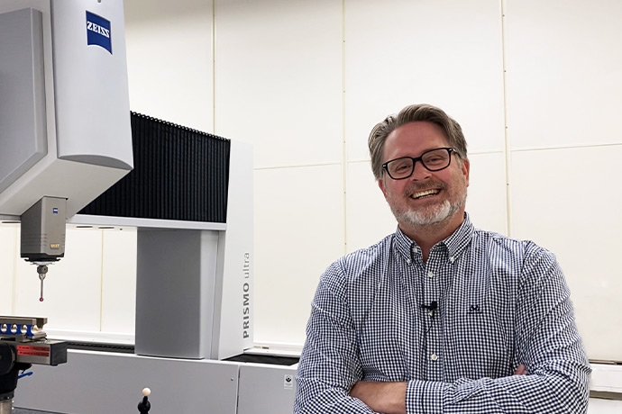 Gruppeleder hos Kiwa kalibrering Kongsberg viser frem Norges mest n&oslash;yaktige m&aring;lemaskin. Foto.