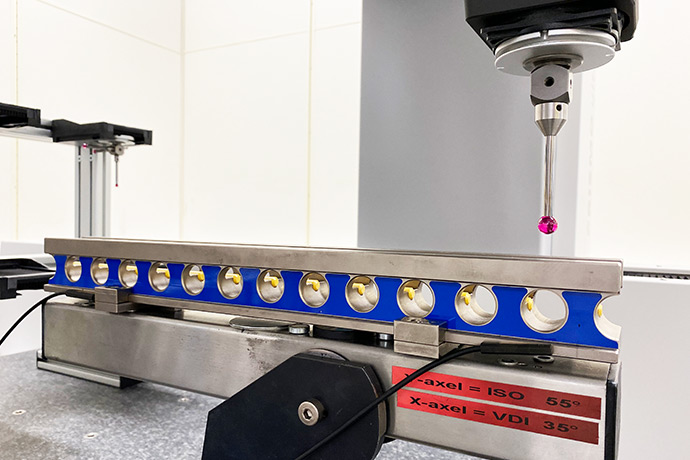 N&aelig;rbilde av oppm&aring;ling av prototype med norges mest n&oslash;yaktige m&aring;lemaskin. Foto.