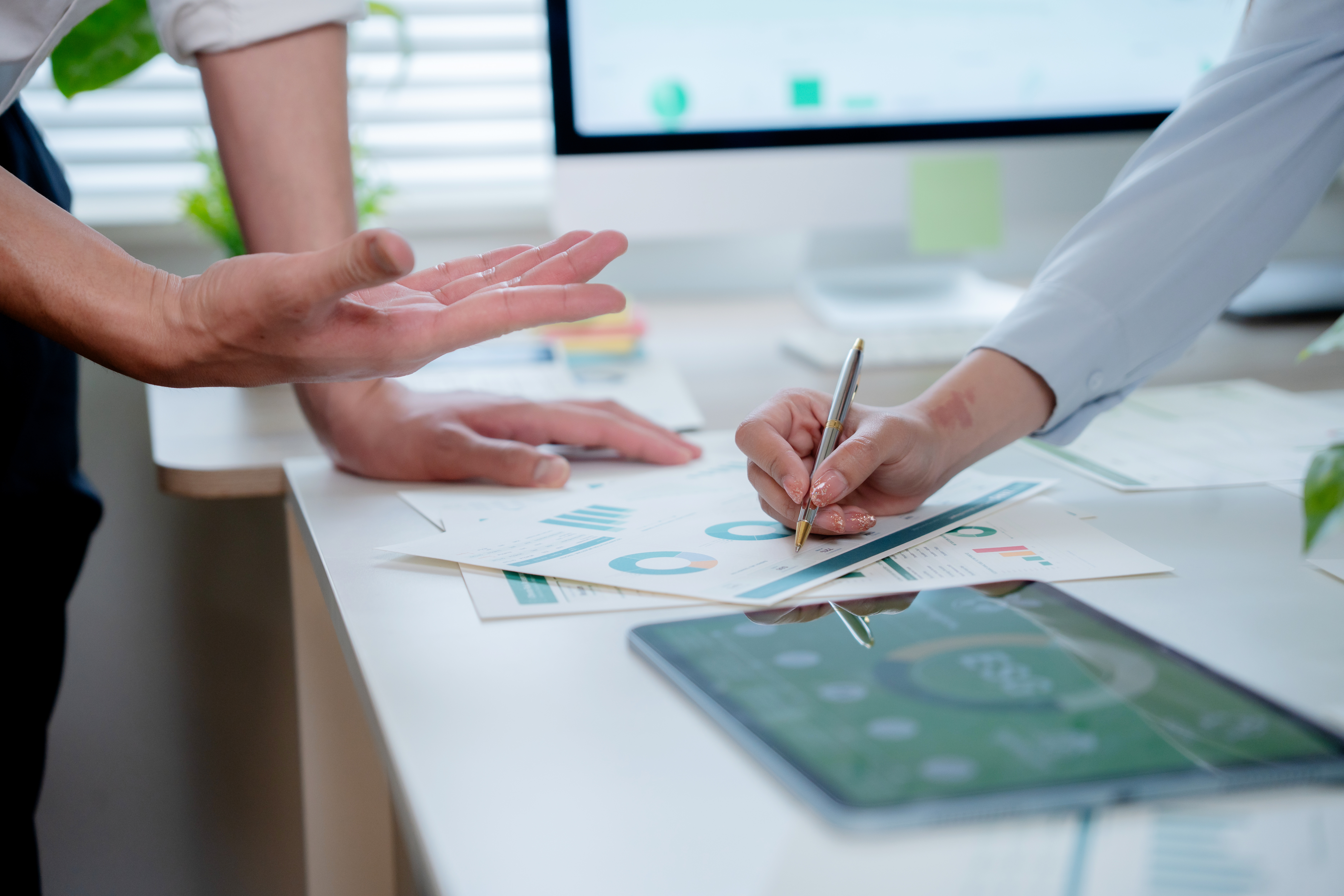 Professionisti che analizzano dati ESG