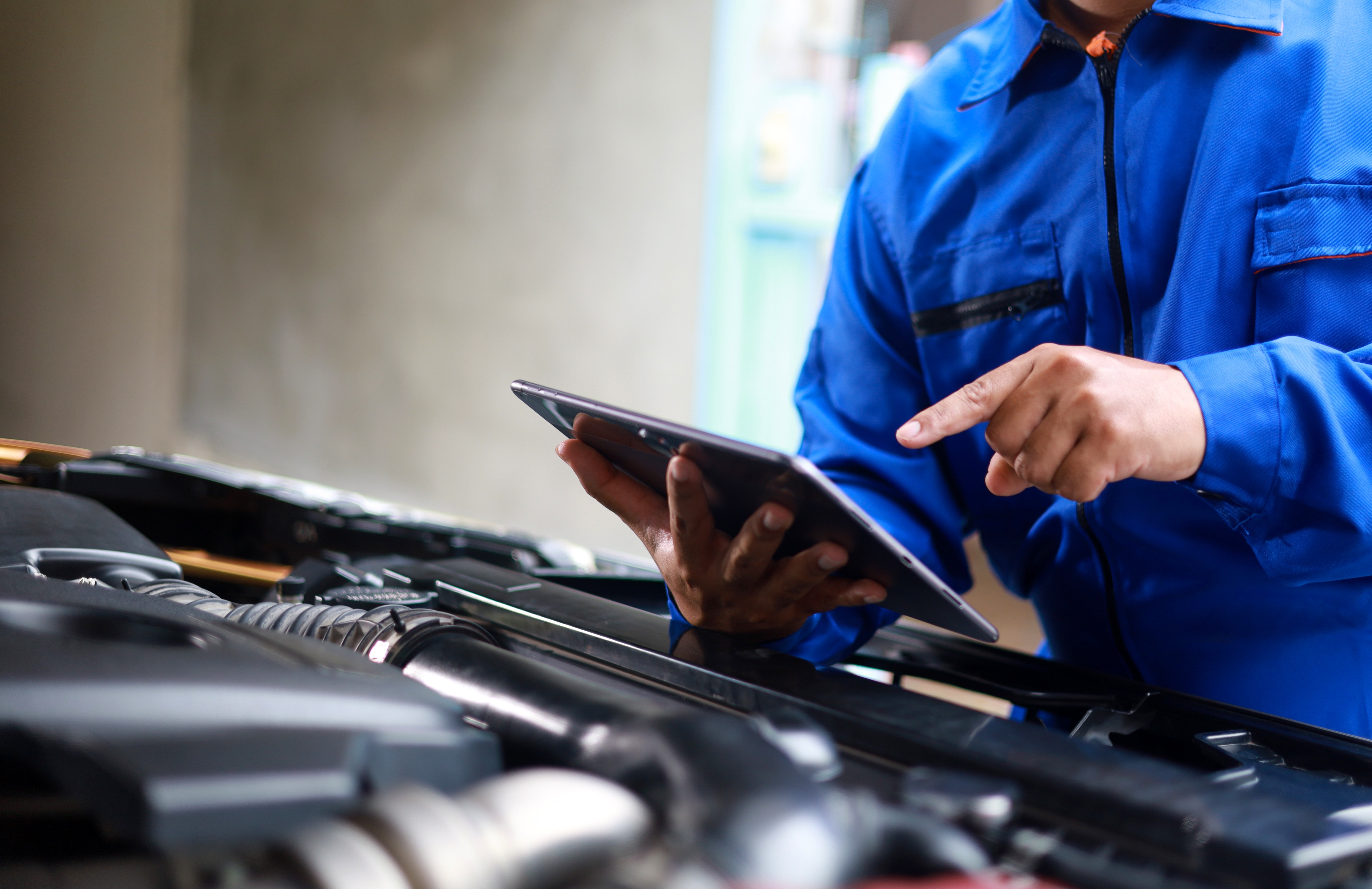 Tecnico automotive con tablet SERMI