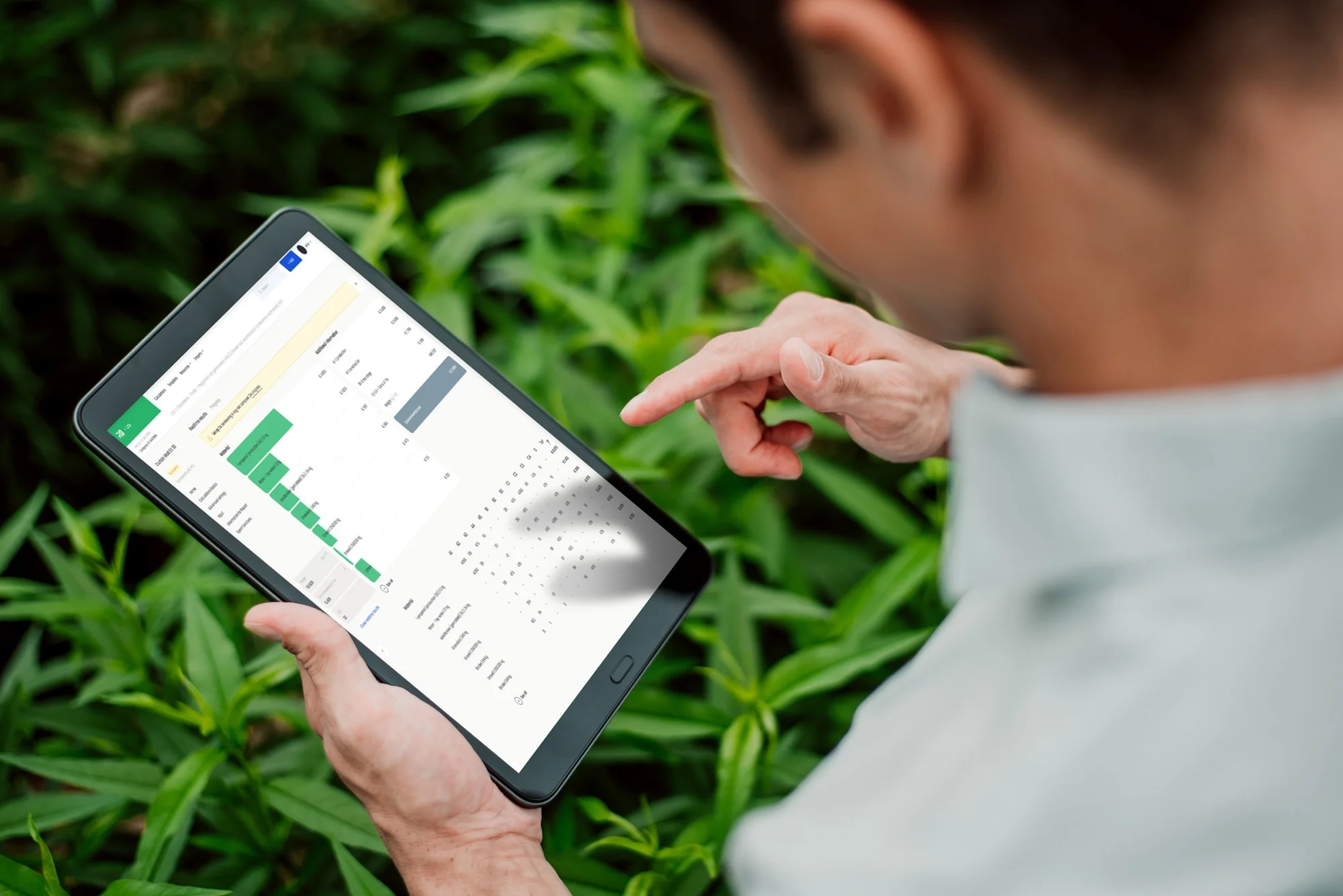 Rethink Mann schaut auf ein Tablet