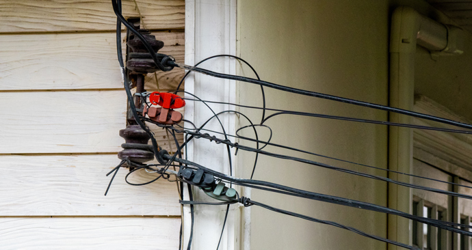 tietoturva_tietosuoja_tieto-omaisuus_omaisuuden_hallinta_johdot_johtoja_sähkö