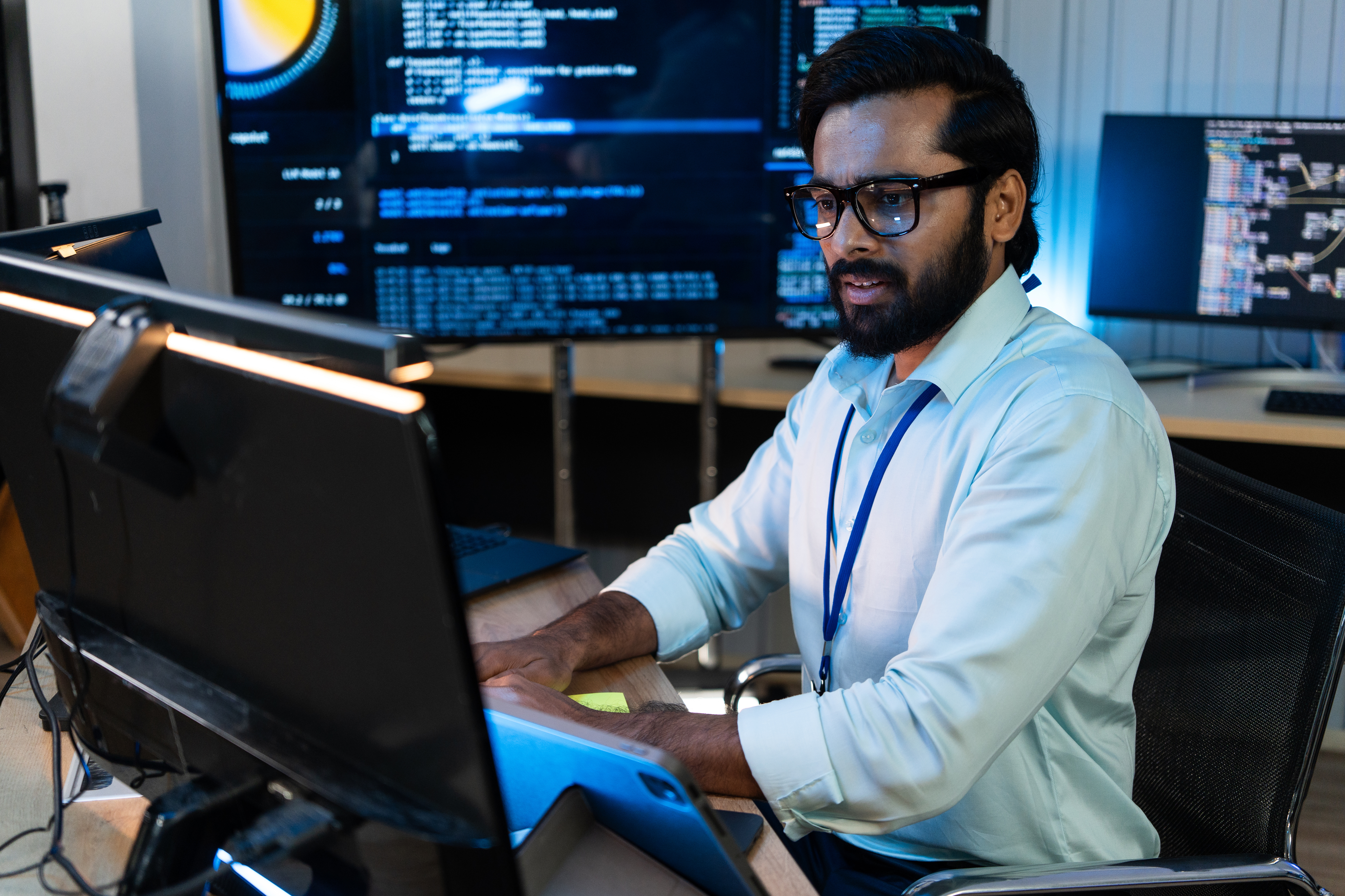 Security manager che analizza dashboard di sicurezza, dati, log ed eventi informatici