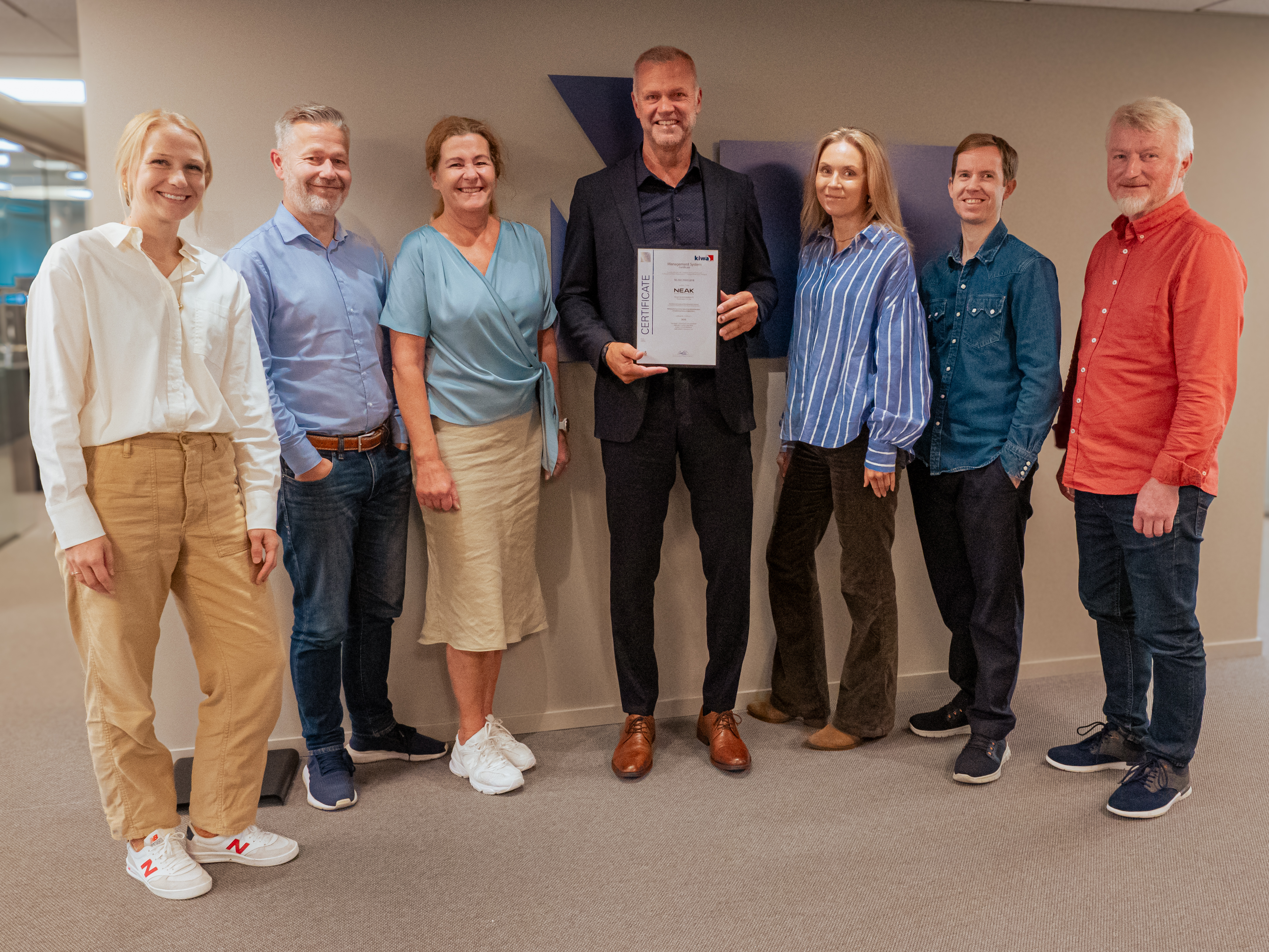 Ansatte i NEAK mottok ISO 21001-sertifikatet