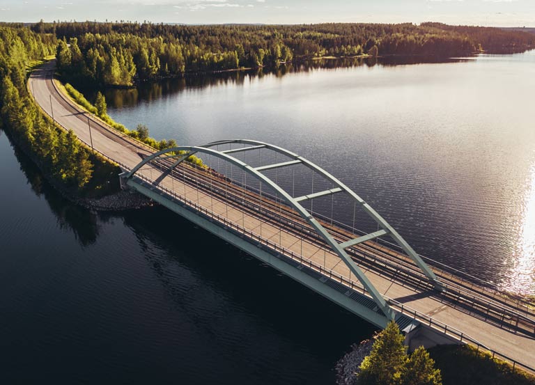 kuva suomalaisesta sillasta järvimaisemassa