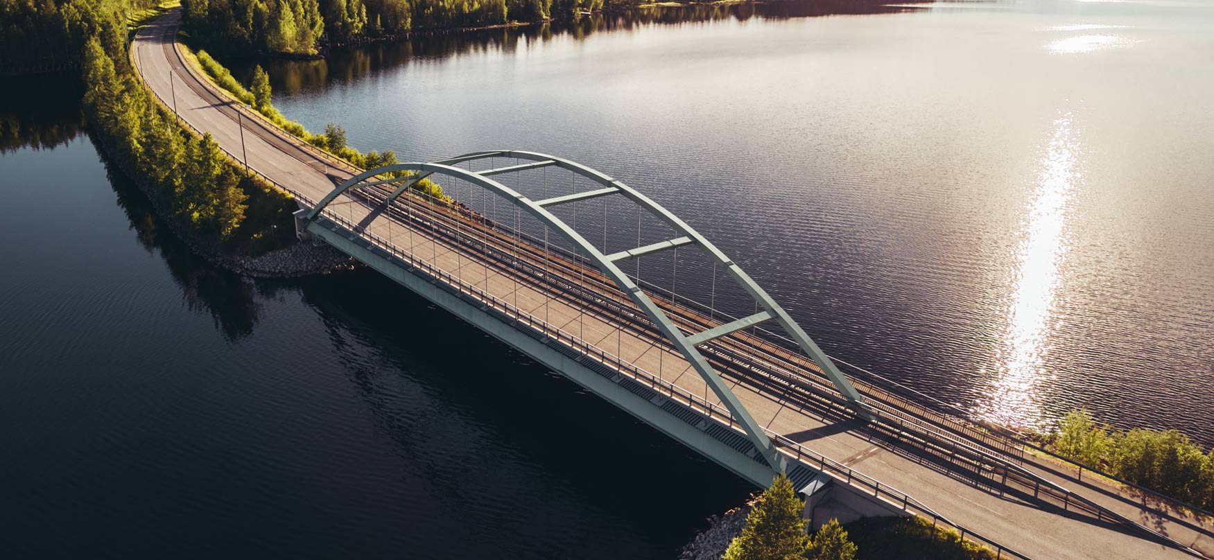 kuva suomalaisesta sillasta järvimaisemassa