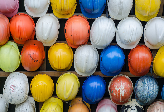 Paljon erivärisiä kypäriä.