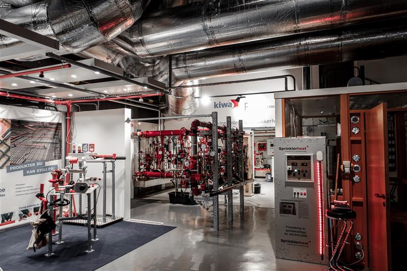 PÅ bildet ser du øvingsanlegget til Kiwa Norge for praktisk opplæring innen sprinklersystemer
