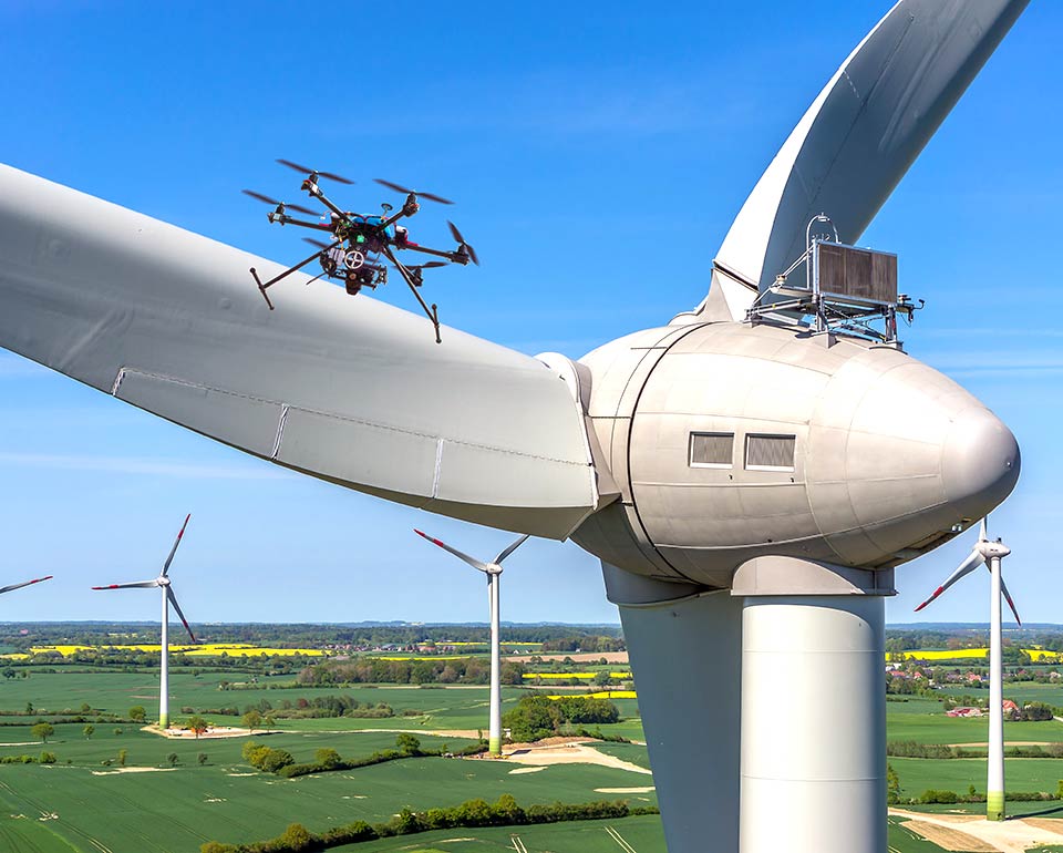 Tuulivoimaloita tutkitaan mm. drone-kuvantamisella.