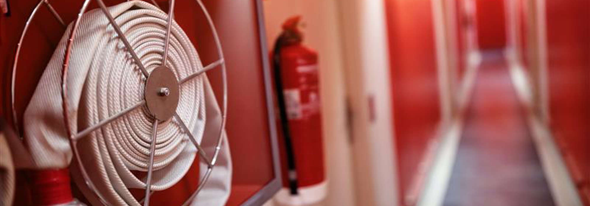 Brandveiligheidsuitrusting in een gang