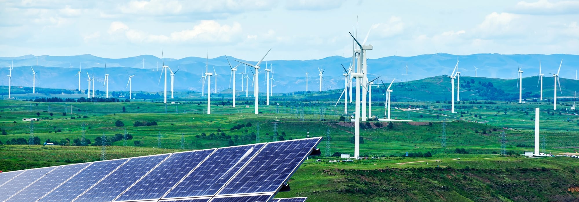 Landschap met zonnepanelen en windmolens