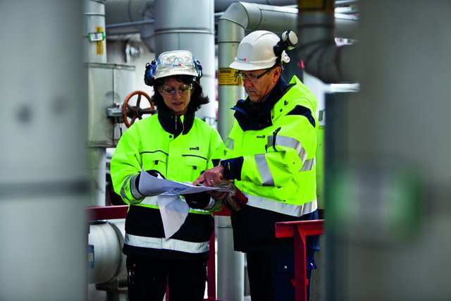 Kiwa eksperdid naine ja mees  teostavad surveseadmete kontrolli tehases