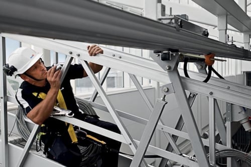 Metallin rakenteita tutkitaan.