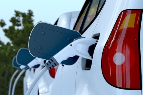 Sähköautojen lataamisen aloitus taloyhtiössä turvallisesti. Tilaa sähköasennusten kuntokartoitus.