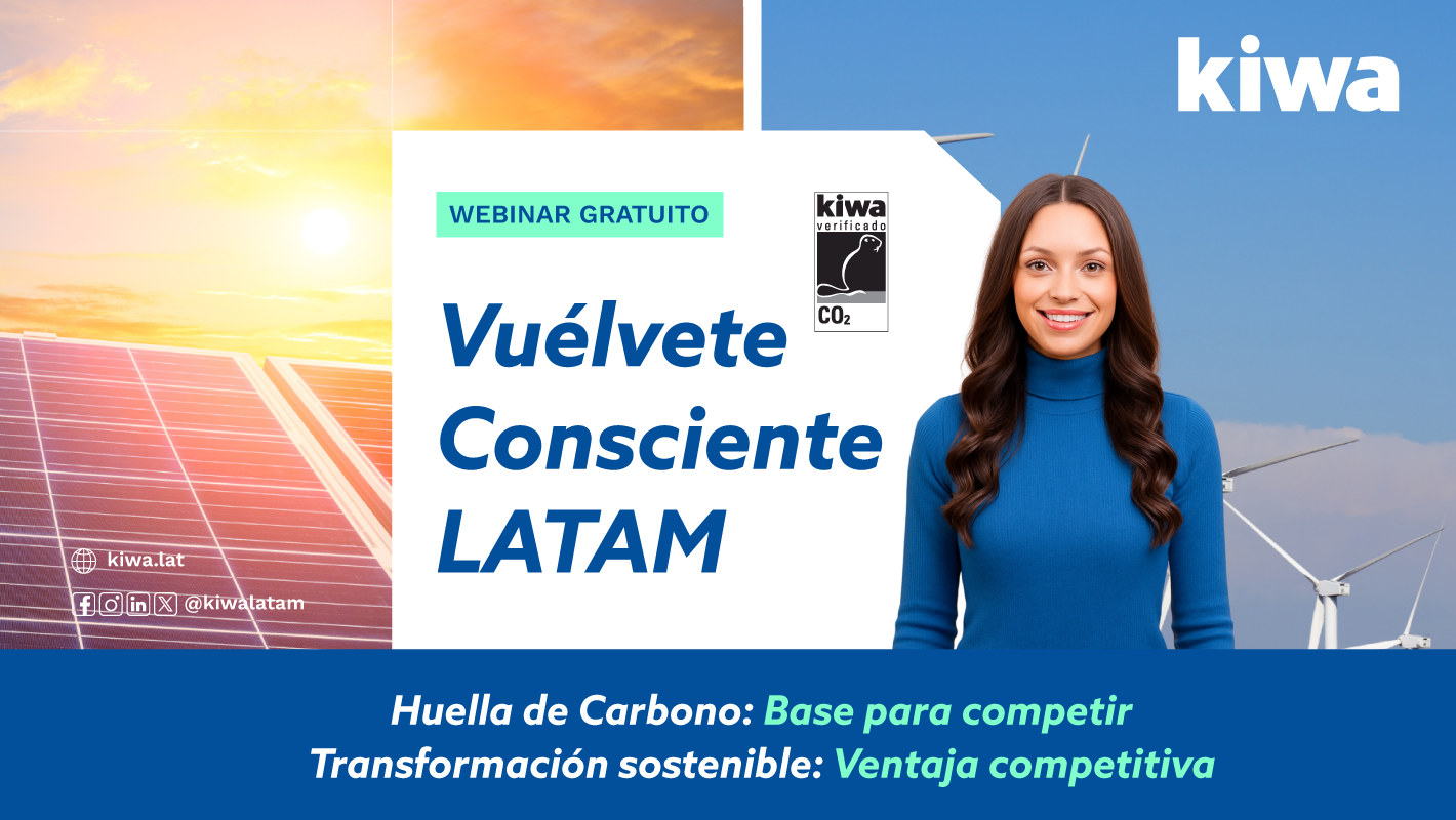 Banner de webinar gratuito sobre huella de carbono y sostenibilidad, con panel solar, aerogeneradores y una mujer sonriente.