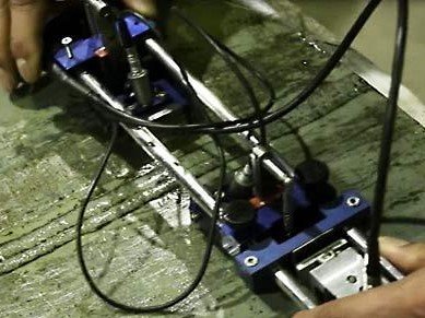 Kapiliarinės defektoskopijos įranga tikrinant metalinę detalę