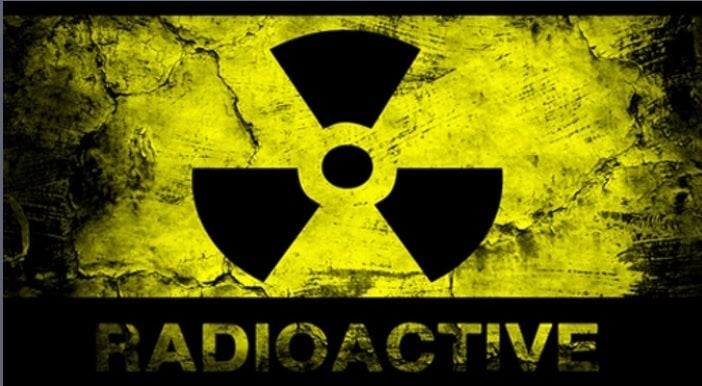 Geltonas fonas su juodu radioaktyvumo simboliu ir užrašu „RADIOACTIVE“ – radiacinės saugos mokymai metalų laužo ir atliekų supirkimo bei perdirbimo įmonių darbuotojams