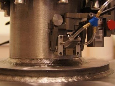 Ultragarsinės defektoskopijos UT jutiklis tikrinant suvirinimo siūlę ant metalinės konstrukcijos