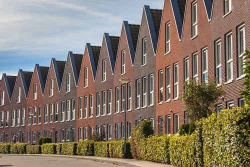 Rij grote woonhuizen