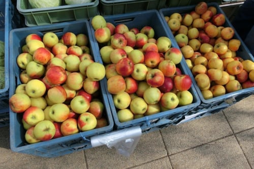 jabłka w skrzynkach