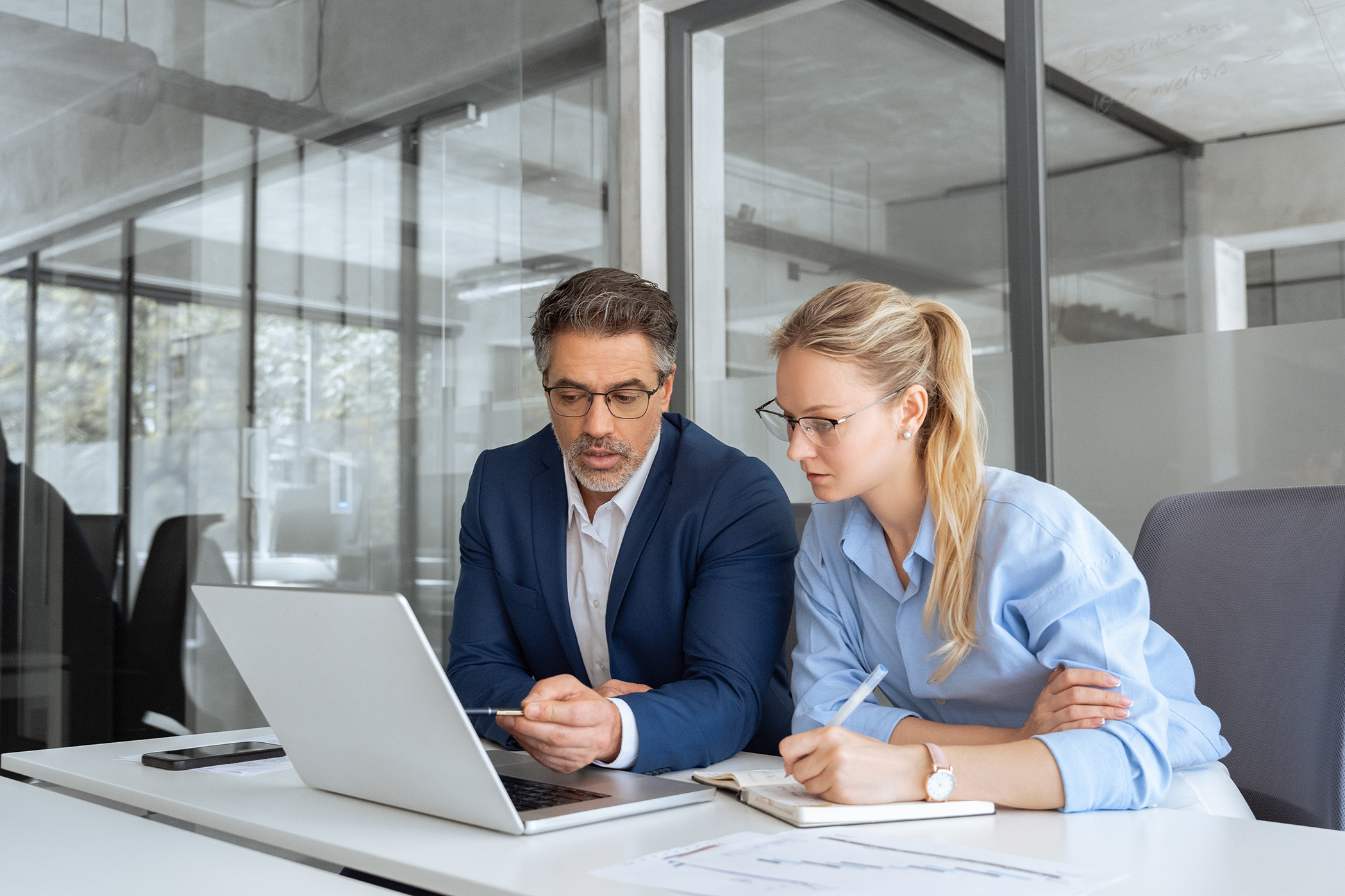 Henkilöt läppärin äärellä