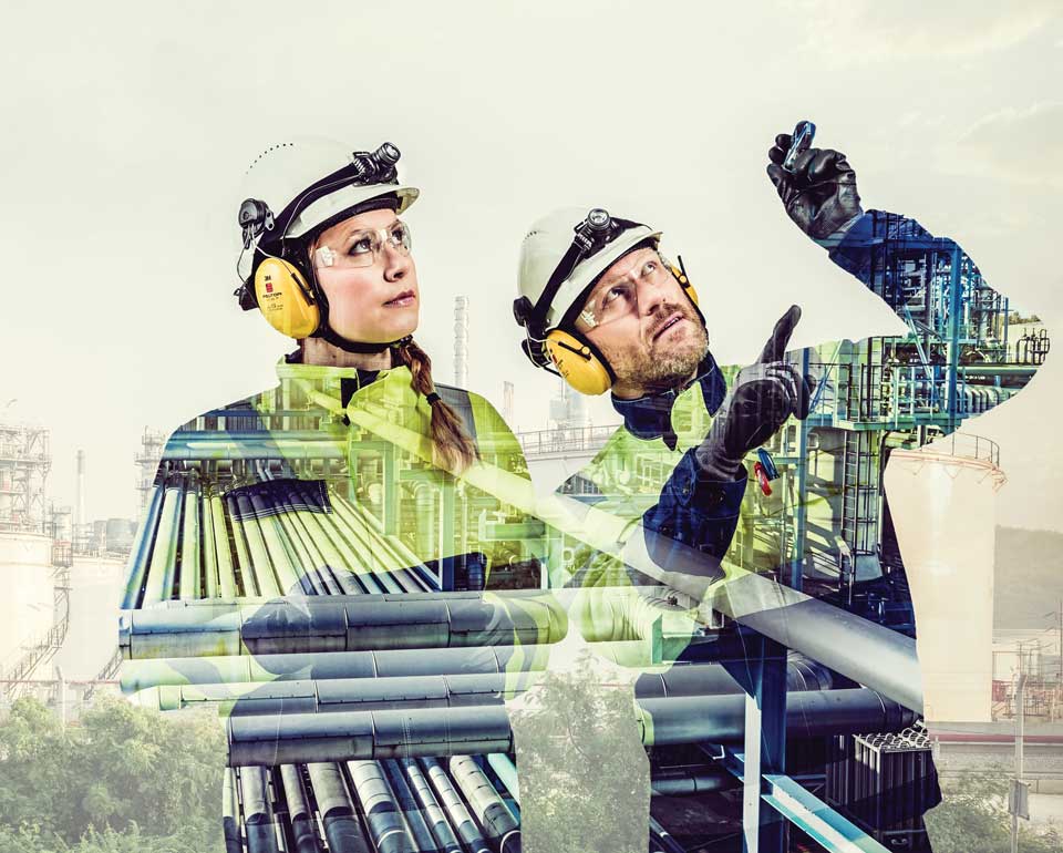 kiwan kaksi työntekijää tarkastaa.