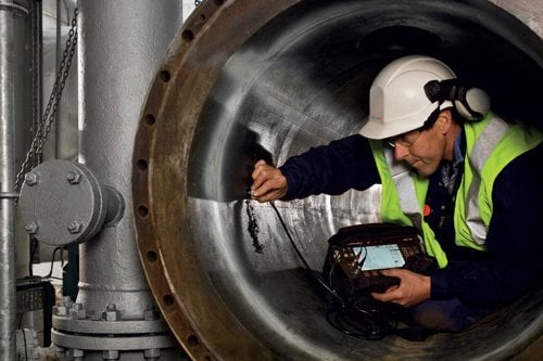 Kiwa ekspert teostamas torus mittepurustavat katsetust