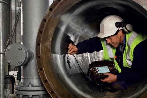 Kiwa ekspert teostamas torus mittepurustavat katsetust