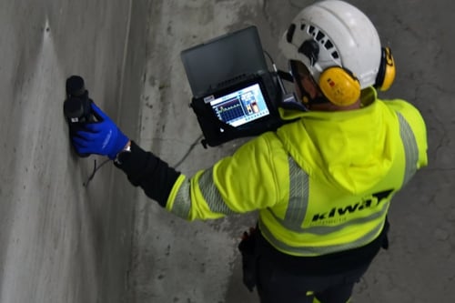 Kiwa ekspert teostamas torus mittepurustavat katsetust