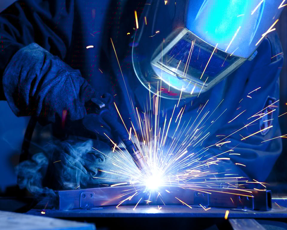 Hitsaaja hitsaamassa metallia.
